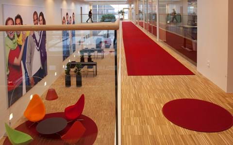 Røde filttæpper lagt på trægulv